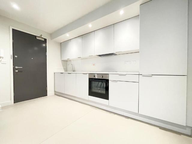 Apartment for rent in Silvertown, Greater London