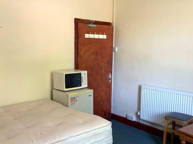 Room for rent in Falcon Lodge, Wales