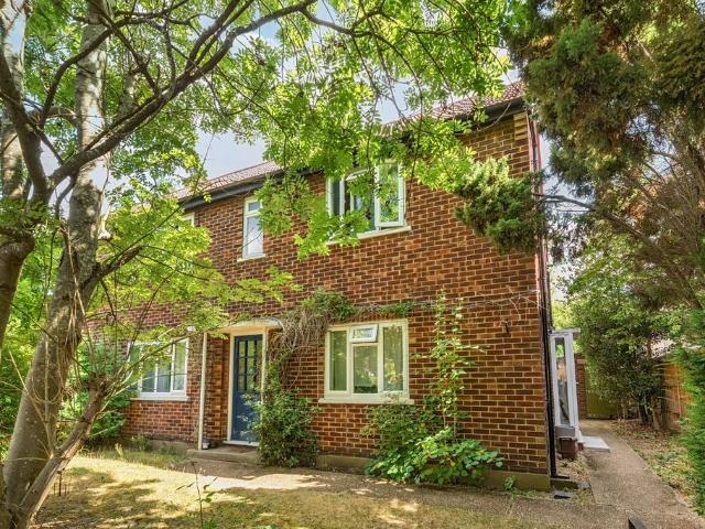 Apartment for rent in London Borough of Merton, Merton Park