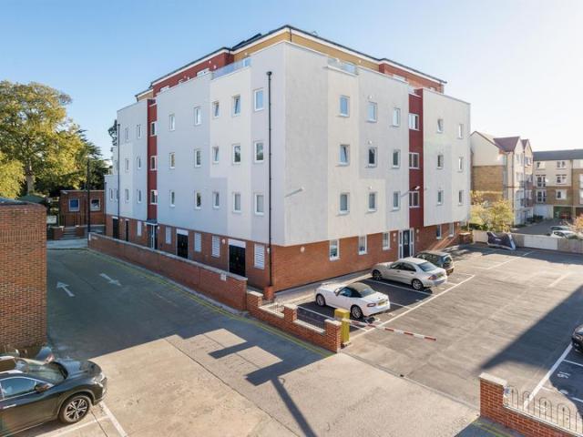 Apartment for rent in Blackhills, Surrey