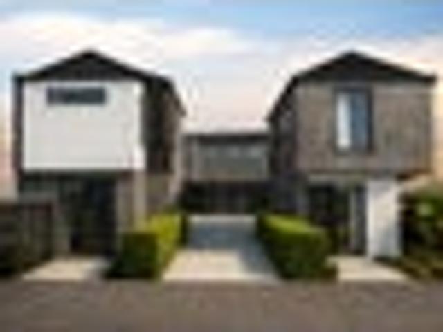 Townhouse for sale in Chaslands, Canterbury