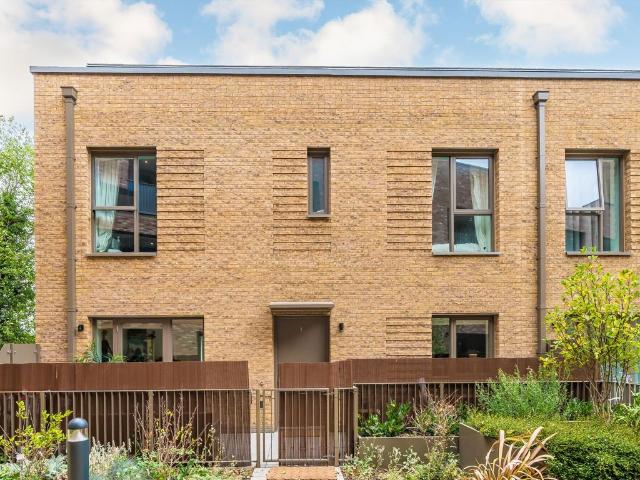 Apartment for rent in Lampton, Greater London
