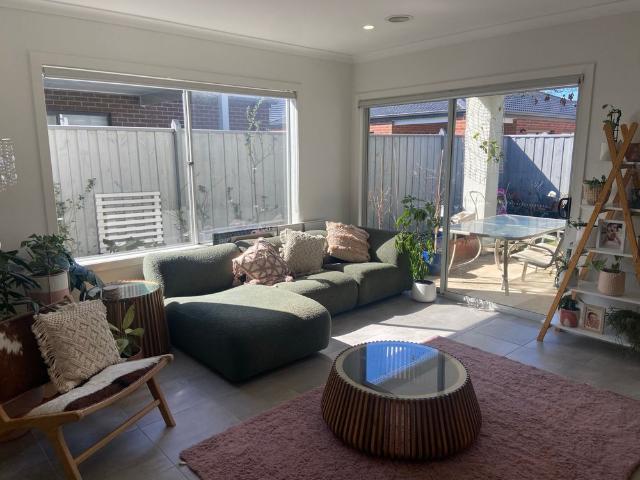 Room for rent in Bella Estate, Melbourne