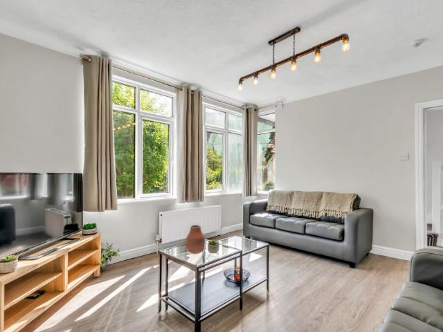 Apartment for rent in London Borough of Croydon, Addiscombe