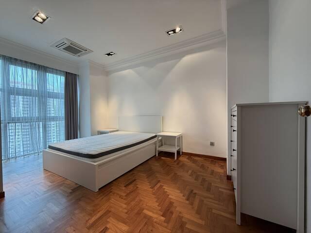 Room for rent in River Valley