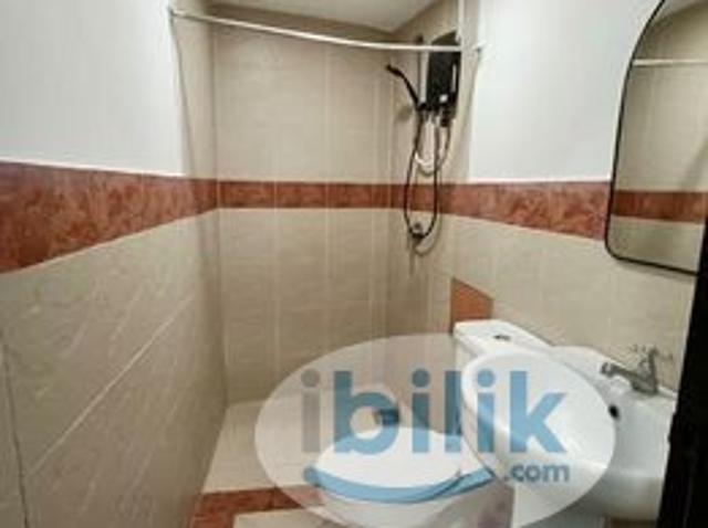 Room for rent in Petaling, Alam Impian