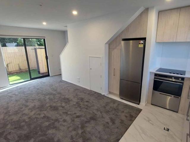 Townhouse for rent in Chaslands, Canterbury