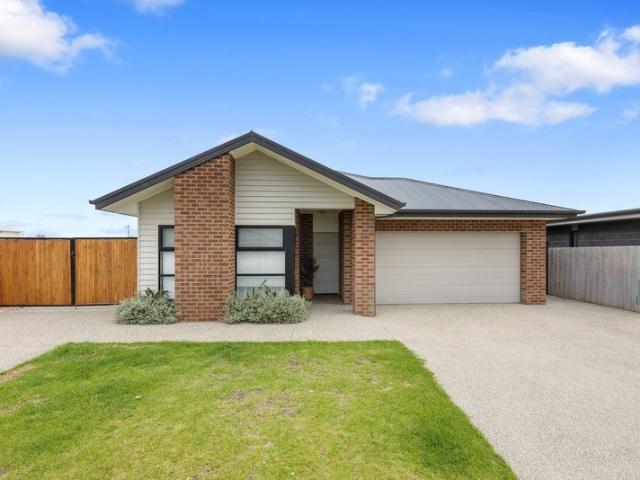 House for rent in Peterborough, Victoria