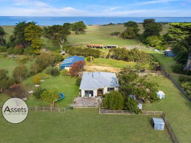 Cottage for sale in Allestree, Victoria