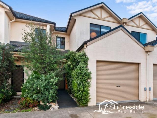 Townhouse for sale in Lakes Entrance, Victoria