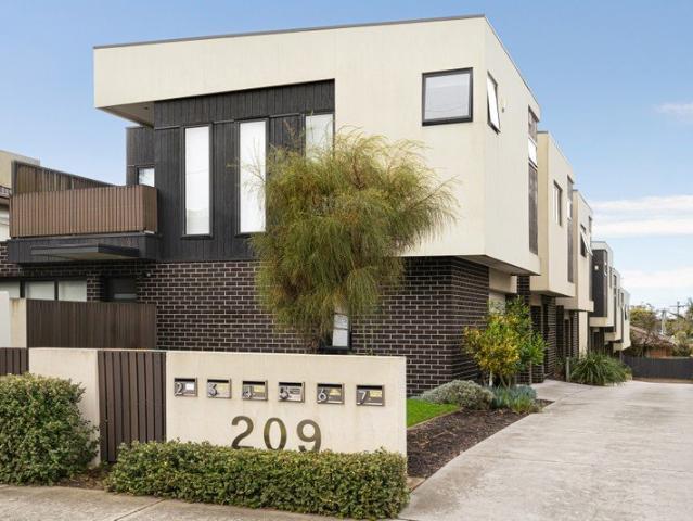 Townhouse for sale in Camerons Creek, Victoria