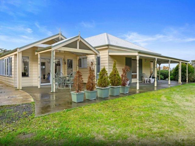 Cottage for sale in Fish Creek, Victoria