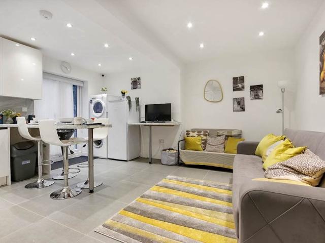 Studio for rent in London Borough of Croydon, Greater London