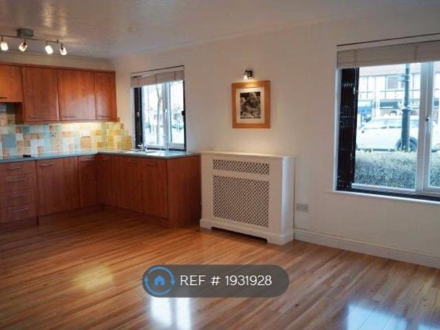 Apartment for rent in Blackhills, Surrey