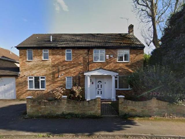 Studio for rent in Row Town, Surrey