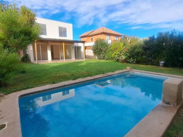 Casa en arriendo en Algarrobal, Metropolitana