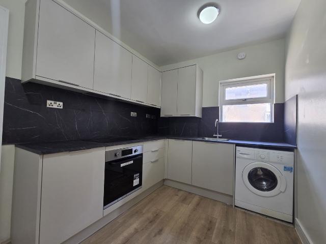 Apartment for rent in Newbury Park, Greater London
