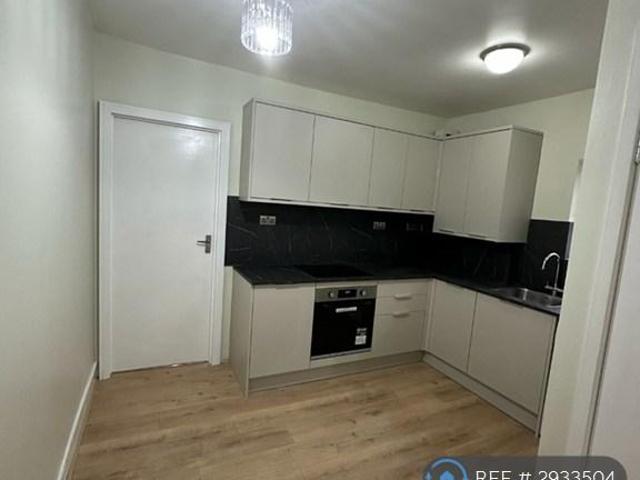 Apartment for rent in Newbury Park, Greater London