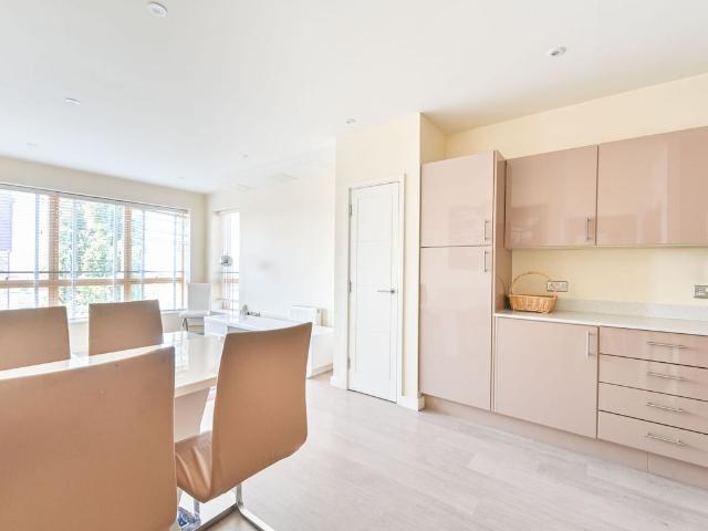 Apartment for rent in Dollis Hill, Greater London