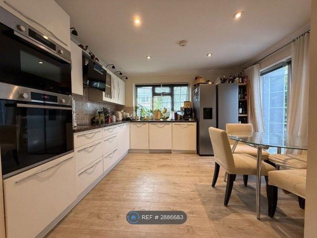 House for rent in Summerstown, Greater London