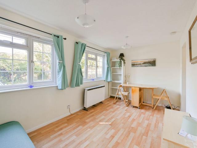 Studio for rent in Summerstown, Greater London
