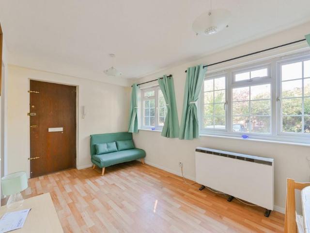 Apartment for rent in Summerstown, Greater London