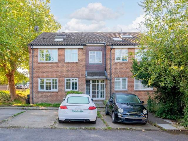 Apartment for rent in Summerstown, Greater London