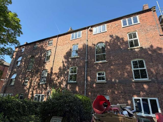 Room for rent in Pinders Heath, West Yorkshire