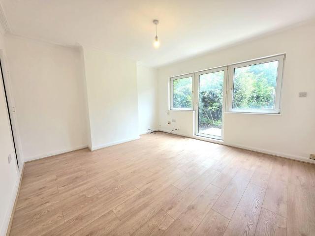 Apartment for rent in Harrow Weald, Greater London