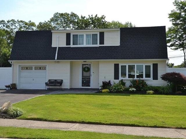 House for sale in Farmingville