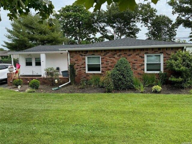 House for sale in Farmingville