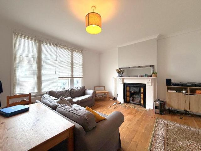 House for rent in Brondesbury, Greater London