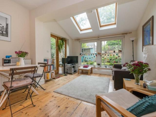 Apartment for rent in Brondesbury Park, Greater London