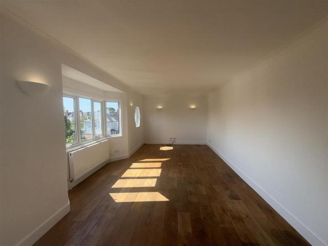 Apartment for rent in Brondesbury, Greater London