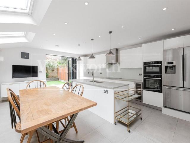 House for rent in Brondesbury, Greater London