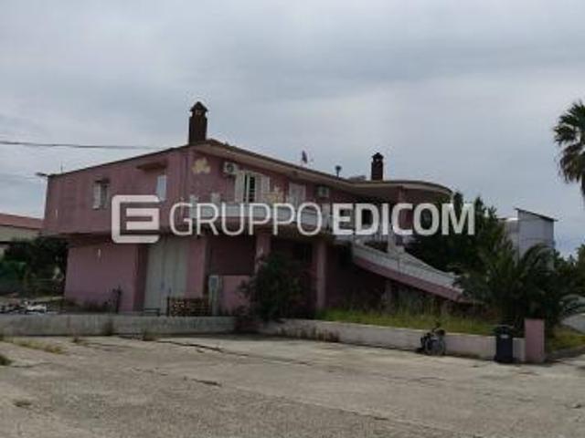 Locale Commerciale in vendita a Calabria, Crotone