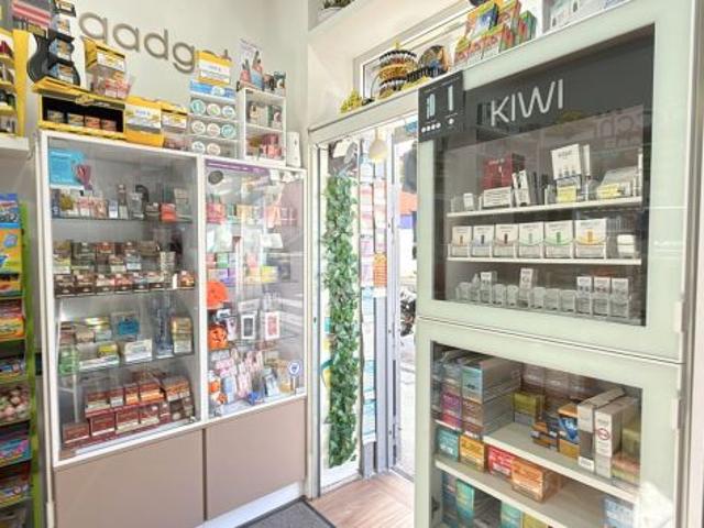 Locale Commerciale in vendita a Municipalità 3, Campania