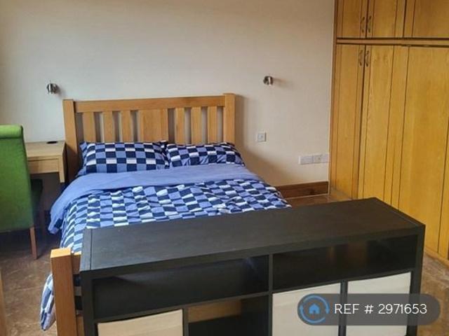House for rent in Dee Park, Reading
