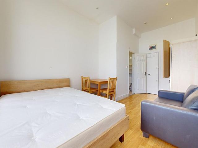 Studio for rent in Earl's Court, Greater London