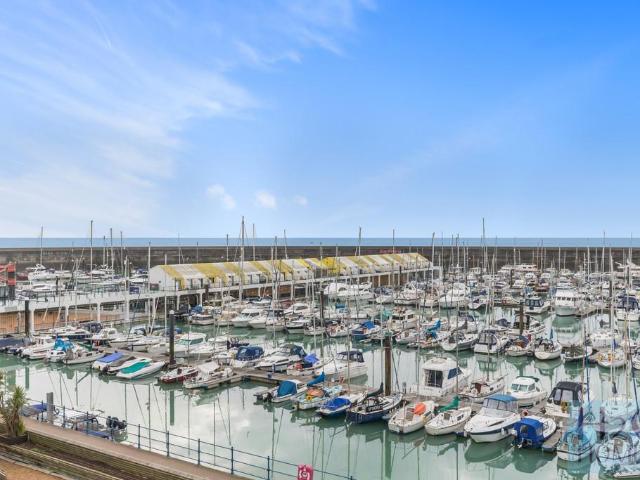 Apartment for rent in Roedean