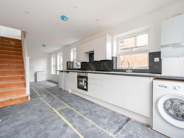 Apartment for rent in Colney Hatch, Greater London