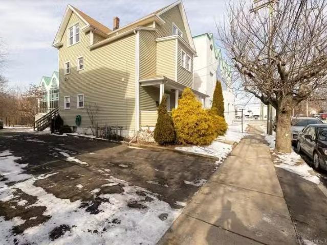 Condo for rent in Trumbull