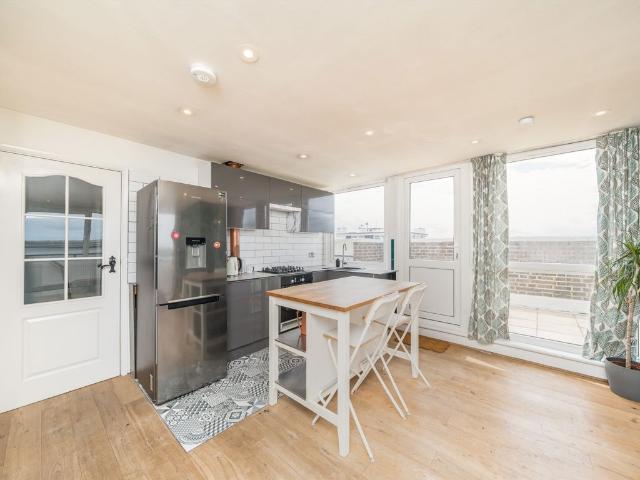 Apartment for rent in Furzedown, Greater London