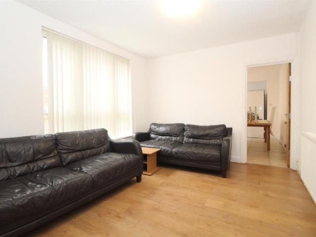 Room for rent in Falcon Lodge, Wales