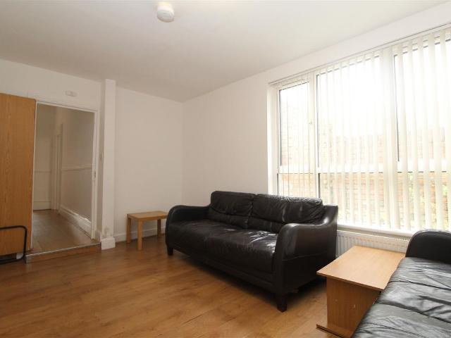 Room for rent in Falcon Lodge, Wales