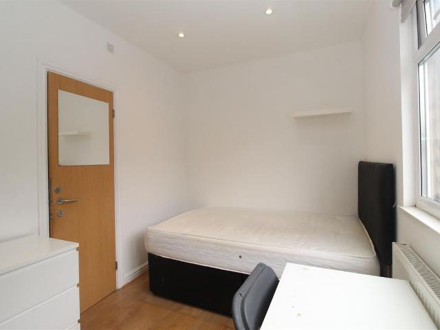 Room for rent in Falcon Lodge, Wales