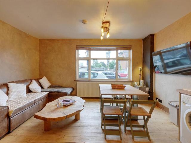 Apartment for rent in South Stanmore, Greater London