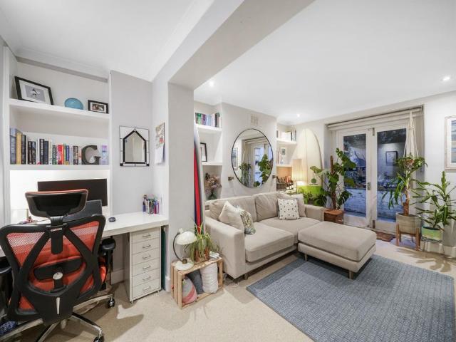 Apartment for rent in West Kensington, Greater London