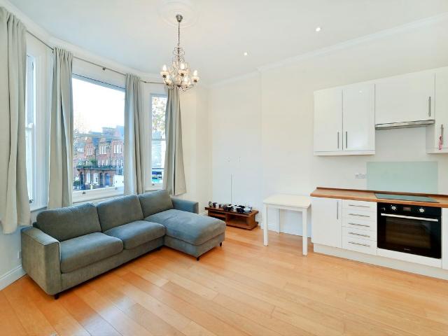 Apartment for rent in West Kensington, Greater London