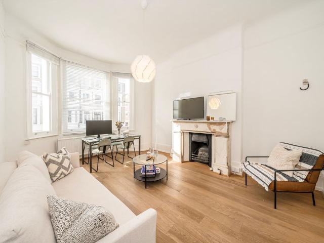 Apartment for rent in West Kensington, Greater London
